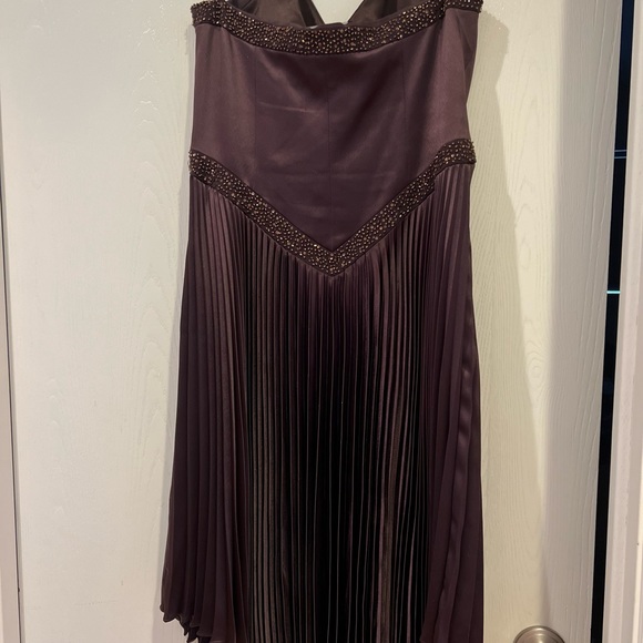 Evening gown by Laundry by Shelli Segal - Picture 7 of 13